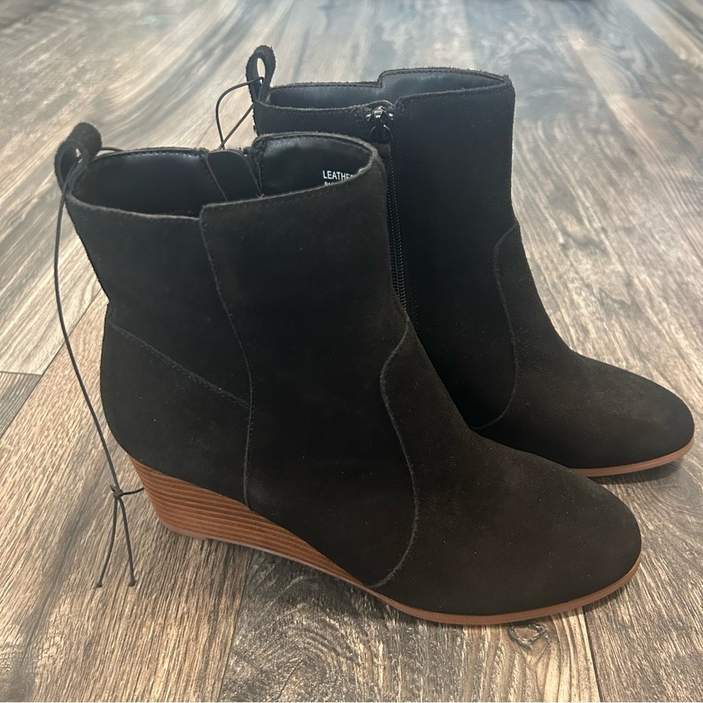 NWOT Black Suede Like Ankle Boots Wedge Heel Zip Women’s Violet & Red Size 8